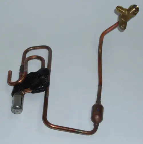 Kupferrohr mit gebogenem Design und Anschluss für Kältetechnik, vermutlich für eine Daikin-Anlage, zur Flüssigkeitsleitung oder -verbindung.